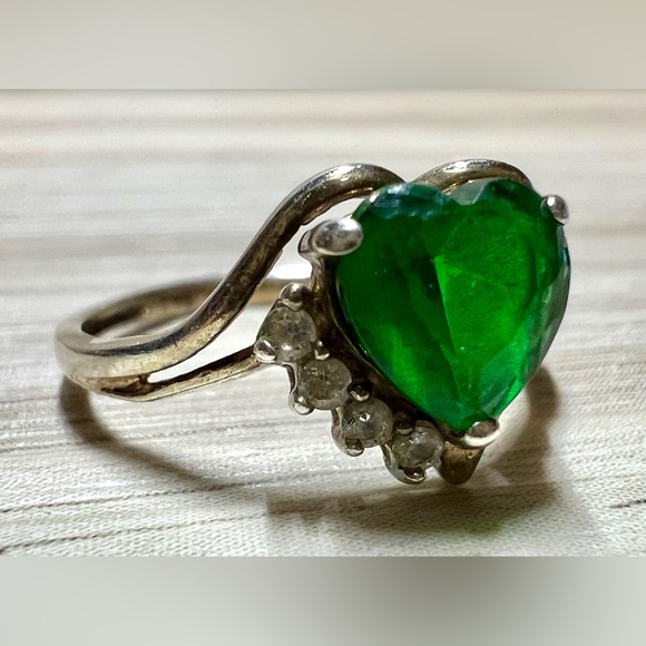 Vintage Designer Sterling Silver Heart Shaped Emerald & CZ Accents, Size 6.25 - Picture 5 of 10